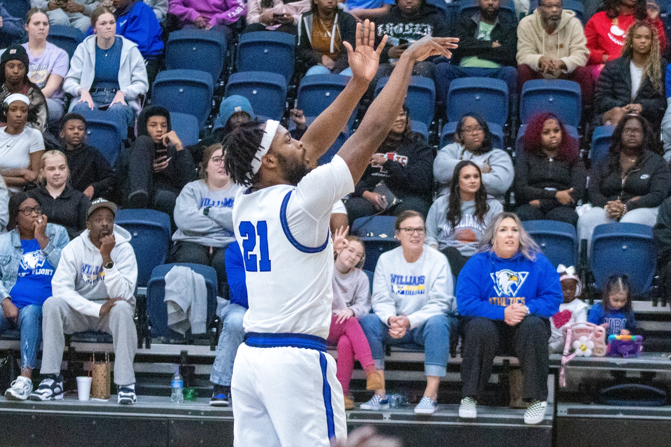 Washington Posts 40 to Lead Eagles Past Hornets